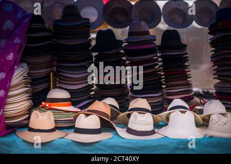 Traditionelle Panama Hüte zum Verkauf in Otavalo Markt, Imbabura Provinz, Ecuador Stockfoto