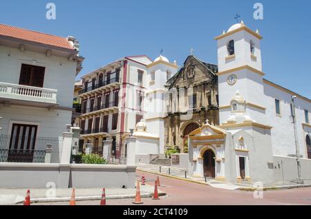 Gebäude über der Ave Central in Casco Antiguo Stockfoto