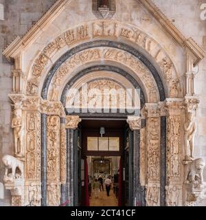 Radovans Portal der Kathedrale St. Lawrence in Trogir, Kroatien. Stockfoto