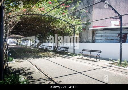 Paseo Esteban Huertas, eine berühmte Promenade in Casco Viejo in der Nähe der Plaza de Francia in Panama City. Es ist eine einsame Straße jetzt während Covid-19 Pandemie Stockfoto