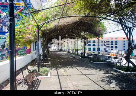 Paseo Esteban Huertas, eine berühmte Promenade in Casco Viejo in der Nähe der Plaza de Francia in Panama City. Es ist eine einsame Straße jetzt während Covid-19 Pandemie Stockfoto