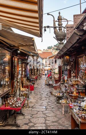 Tradigional Girf Geschäfte im historischen Zentrum von Sarajevo, Bascarsija. Stockfoto