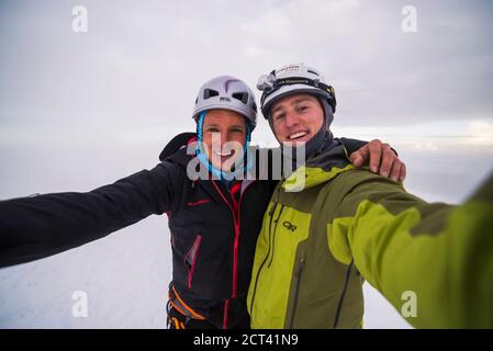 Selfie auf dem Gipfel des Vulkans Cotopaxi, Cotopaxi Nationalpark, Provinz Cotopaxi, Ecuador, Südamerika Stockfoto