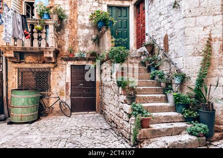 Malerische Straße in Trogir Stadt mit Blumentöpfen und frisch Wäscheservice Stockfoto