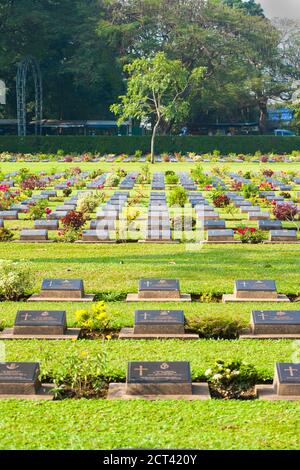 Kanchanaburi Kriegsfriedhof, Linien von Hunderten von Gräbern, Thailand, Südostasien, Asien, Südostasien Stockfoto