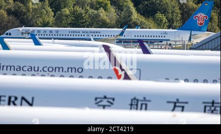 Laage, Deutschland. September 2020. Neue Airbus A320neo stehen am Flughafen Rostock-Laage und warten auf die Auslieferung an die Fluggesellschaften in Asien. Aufgrund der Coronakrise kann das Flugzeug nicht geliefert werden. Bis zu 15 neue Flugzeuge können auf dem Vorfeld abgestellt werden. Quelle: Jens Büttner/dpa-Zentralbild/ZB/dpa/Alamy Live News Stockfoto