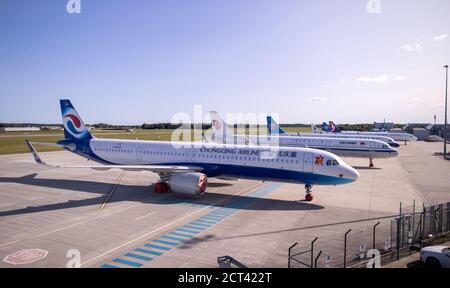Laage, Deutschland. September 2020. Neue Airbus A320neo stehen am Flughafen Rostock-Laage und warten auf die Auslieferung an die Fluggesellschaften in Asien. Aufgrund der Coronakrise kann das Flugzeug nicht geliefert werden. Bis zu 15 neue Flugzeuge können auf dem Vorfeld abgestellt werden. Quelle: Jens Büttner/dpa-Zentralbild/ZB/dpa/Alamy Live News Stockfoto