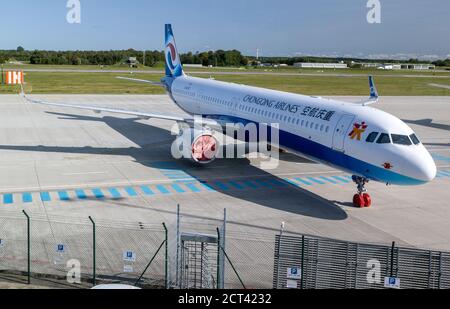 Laage, Deutschland. September 2020. Neue Airbus A320neo stehen am Flughafen Rostock-Laage und warten auf die Auslieferung an die Fluggesellschaften in Asien. Aufgrund der Coronakrise kann das Flugzeug nicht geliefert werden. Bis zu 15 neue Flugzeuge können auf dem Vorfeld abgestellt werden. Quelle: Jens Büttner/dpa-Zentralbild/ZB/dpa/Alamy Live News Stockfoto