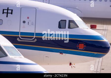 Laage, Deutschland. September 2020. Neue Airbus A320neo stehen am Flughafen Rostock-Laage und warten auf die Auslieferung an die Fluggesellschaften in Asien. Aufgrund der Coronakrise kann das Flugzeug nicht geliefert werden. Bis zu 15 neue Flugzeuge können auf dem Vorfeld abgestellt werden. Quelle: Jens Büttner/dpa-Zentralbild/ZB/dpa/Alamy Live News Stockfoto