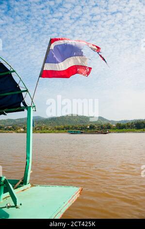 Zerrissene Thai Flagge auf dem Slow Boat von Thailand nach Laos, Südostasien Stockfoto