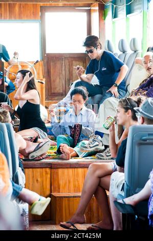 Thailänderin Nähen auf dem Slow Boat von Thailand nach Vientiane, Laos, Südostasien Stockfoto