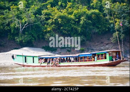 Touristen sitzen auf dem Slow Boat von Thailand nach Vientiane, Laos, Südostasien Stockfoto