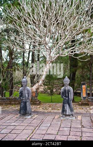 Hütersteinstatuen am Grab des TU Duc, Hue, Vietnam, Südostasien Stockfoto
