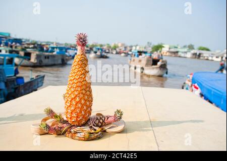 Ananas Verkaufsboot am Can Tho Floating Market, Mekong Delta, Vietnam, Südostasien Stockfoto