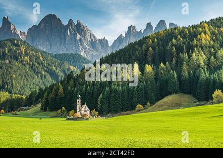 Kapelle St. John in Ranui, La Chiesetta di San Giovanni in Ranui, und Dolomiten Alpen Frühherbst, Südtirol, Italien. Stockfoto