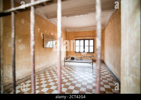 Folterraum im Tuol Sleng Genozid Museum (S-21 Gefängnis), Phnom Penh, Kambodscha, Südostasien Stockfoto