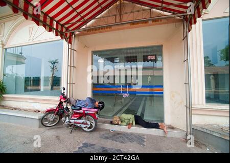 Tuktuk-Fahrer schlafen auf der Straße in Phnom Penh, Kambodscha, Südostasien Stockfoto