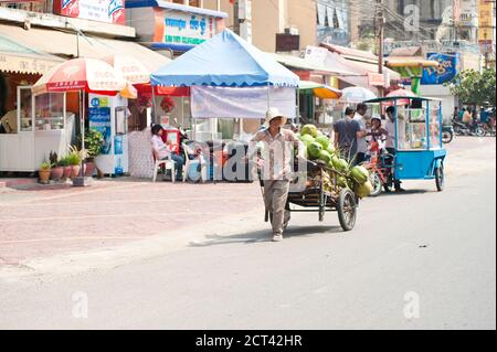 Coconut Verkäufer nimmt gut auf den Markt in Phnom Penh, Kambodscha, Südostasien Stockfoto