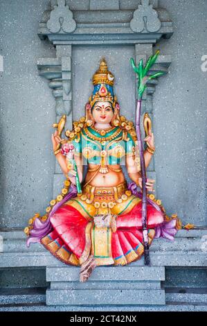 Farbenfrohe Hindu-Gottesstatue in einem Hindu-Tempel in George Town, Penang, Malaysia, Südostasien Stockfoto