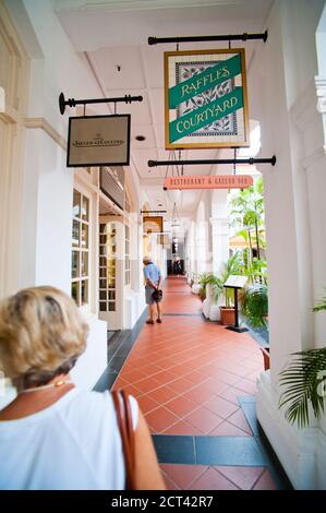 Touristen und Gäste Einkaufen im Raffles Courtyard, Singapur, Südostasien Stockfoto