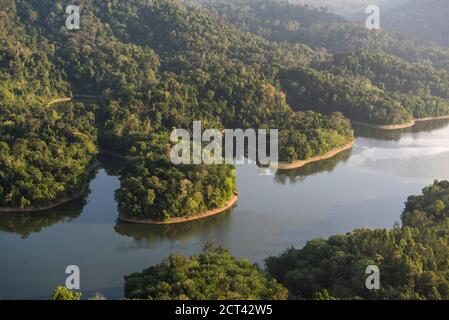 Land Gate Dam Reservoir bei Sonnenaufgang vom Bukit Tabur Mountain, Kuala Lumpur, Malaysia, Südostasien Stockfoto