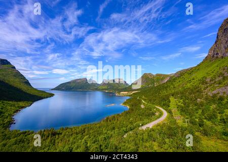 Bergsbotn utsiktsplattform ist ein Aussichtspunkt, der die schöne Bucht überblickt Und Berge im Norden Norwegens Stockfoto