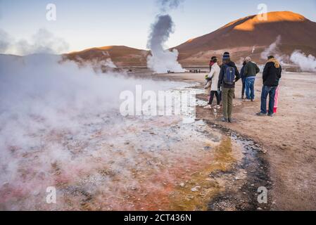 Menschen in El Tatio Geysiren (Geysire del Tatio), dem größten Geysir-Feld der südlichen Hemisphäre, Atacama-Wüste, Nord-Chile, Südamerika Stockfoto