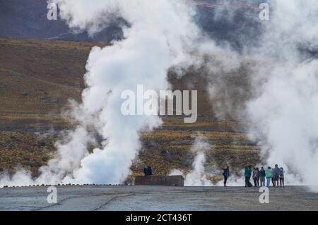 Menschen in El Tatio Geysiren (Geysire del Tatio), dem größten Geysir-Feld der südlichen Hemisphäre, Atacama-Wüste, Nord-Chile, Südamerika Stockfoto