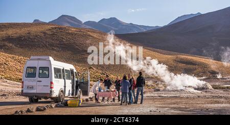 Alto Atacama Desert Lodge Ausflug, mit Frühstück in El Tatio Geyser (Geyser del Tatio), dem größten Geyserfeld der südlichen Hemisphäre, Atacama Wüste, Nord-Chile, Südamerika Stockfoto