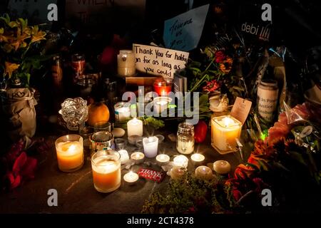 Gedenkstätten für Richter Ruth Bader Ginsburg vor dem Obersten Gerichtshof der Vereinigten Staaten während der Kerzenlichtmahnwache am Tag nach ihrem Tod, Washington, DC Stockfoto