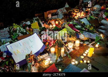 Gedenkstätten für Richter Ruth Bader Ginsburg vor dem Obersten Gerichtshof der Vereinigten Staaten während der Kerzenlichtmahnwache am Tag nach ihrem Tod, Washington, DC Stockfoto