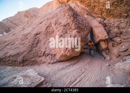 Atacama-Wüste, Radfahren in der Teufelsschlucht (Quebrada Del Diablo), Teil des Katarpe-Tals, Atacama-Wüste, Nordchile, Südamerika Stockfoto