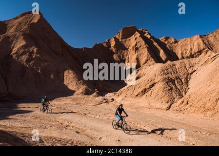 Radfahren in der Teufelsschlucht (Quebrada Del Diablo), Teil des Katarpe-Tals von San Pedro de Atacama, Atacama-Wüste, Nordchile, Südamerika Stockfoto