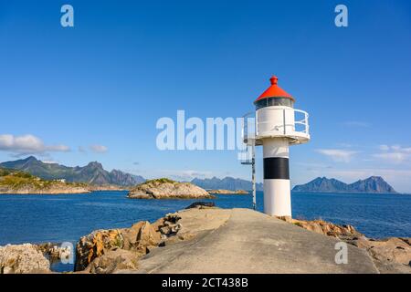 Weißer Leuchtturm am Meer tagsüber, klarer Himmel am Kabelvaag auf den Lofoten-Inseln, Nordnorwegen. Stockfoto