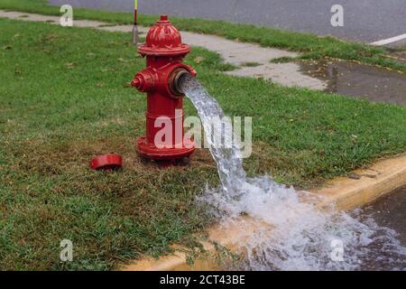 In der industriellen Hydranten öffnen starke Wasser gesprüht Stockfoto