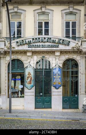 Porto, Portugal - 29. Mai 2018: Fassade des Casa do Coracao de Jesus oder Haus des Herzens Jesu Religiöse Artikel Shop in traditionellen Jugendstil-Haus Stockfoto