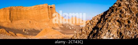 Amphitheatre Felsformation im Moon Valley (Valle de la Luna) mit Licancabur Vulkan dahinter, Atacama Wüste, Nord Chile, Südamerika Stockfoto