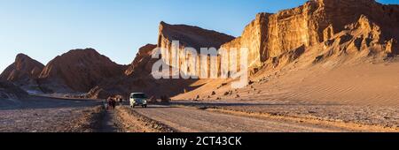 Vorbei an der Felsformation des Amphitheaters im Mondtal (Valle de la Luna), Atacama-Wüste, Nordchile, Südamerika Stockfoto