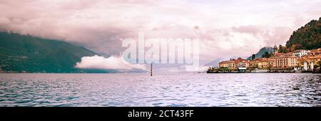 Landschaft des Comer Sees mit sehr bewölktem Himmel und Bergen, die in Norditalien liegt. Stockfoto