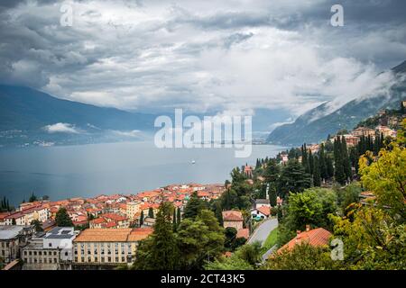 Landschaft des Comer Sees mit sehr bewölktem Himmel und Bergen, die in Norditalien liegt. Stockfoto