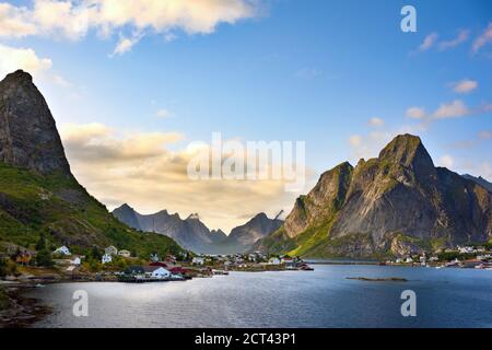 Aussichtspunkt des Dorfes reine tagsüber während Die heiße Jahreszeit ist ein beliebter Ort in der norwegischen Lofoten-Inseln Stockfoto