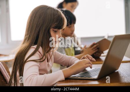 Schulkinder mit Computer-Laptop in der Schule Klassenzimmer, digital native, Technologie, Lernen. Diversity Gruppe von Studenten in Computer-Klasse. Stockfoto
