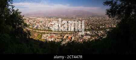 Santiago, von San Cristobal Hill (Cerro San Cristobal), Barrio Bellavista (Bellavista Nachbarschaft), Santiago, Chile, Südamerika Stockfoto