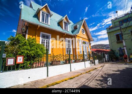 Bunte Häuser in Valparaiso, Provinz Valparaiso, Chile, Südamerika Stockfoto