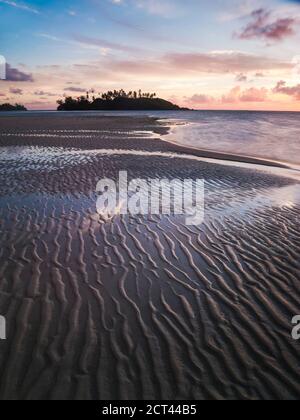 Sonnenaufgang am Muri Beach und den tropischen Inseln Motu Taakoka, Rarotonga, Cook Islands Stockfoto