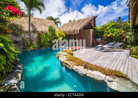 Luxus-Villa Unterkunft mit eigenem Außenpool und Sitzbereich mit Liegestühlen, Muri, Rarotonga, Cook Inseln Stockfoto