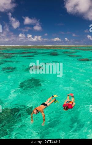 Schnorcheln im kristallklaren blauen Pazifik auf der tropischen Insel Rarotonga, Cook Inseln, Hintergrund mit Kopierraum Stockfoto