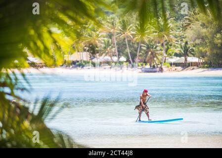 Paddleboarding in Muri Lagoon, Rarotonga, Cookinseln Stockfoto