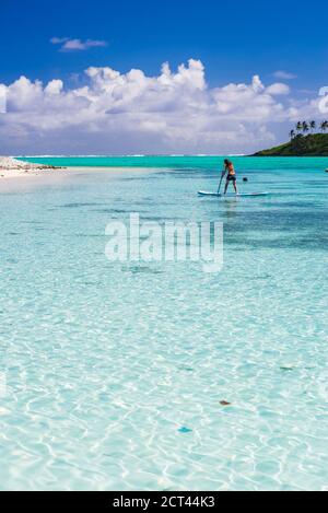 Paddleboarding in Muri Lagoon, Rarotonga, Cookinseln, Hintergrund mit Kopierplatz Stockfoto