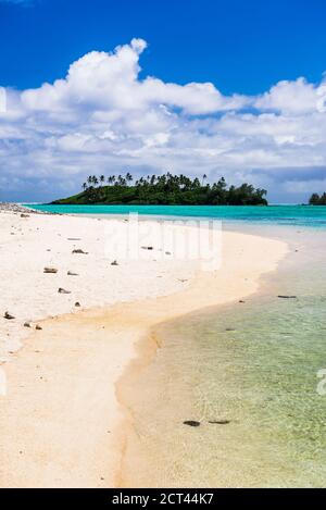 Muri Beach und Motu Taakoka Island in Muri Lagoon, Rarotonga, Cook Islands, Hintergrund mit Kopierraum Stockfoto